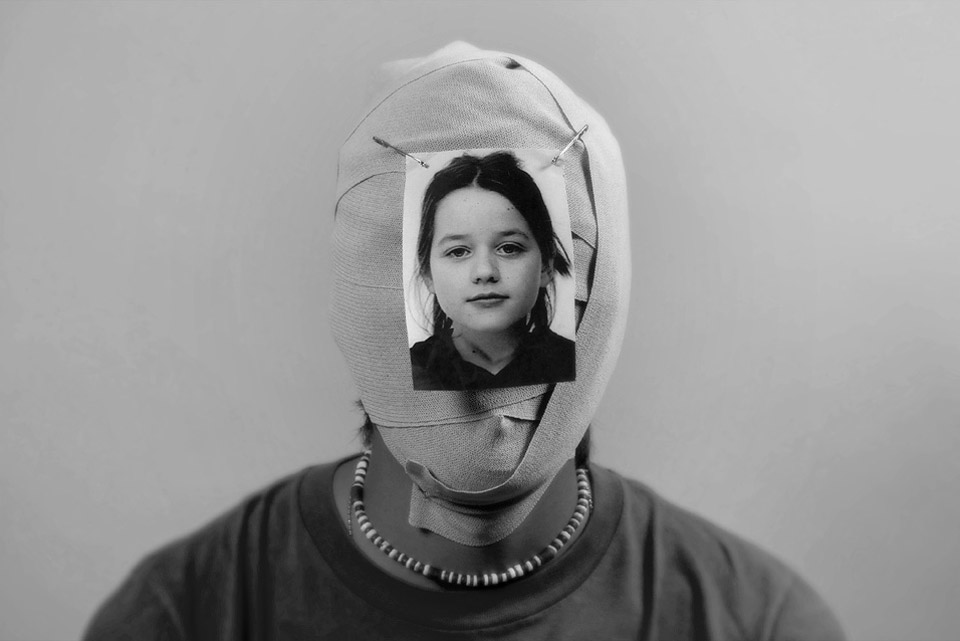 Fotomontage mit eingebundenem Kopf und aufgesteckter Fotografie