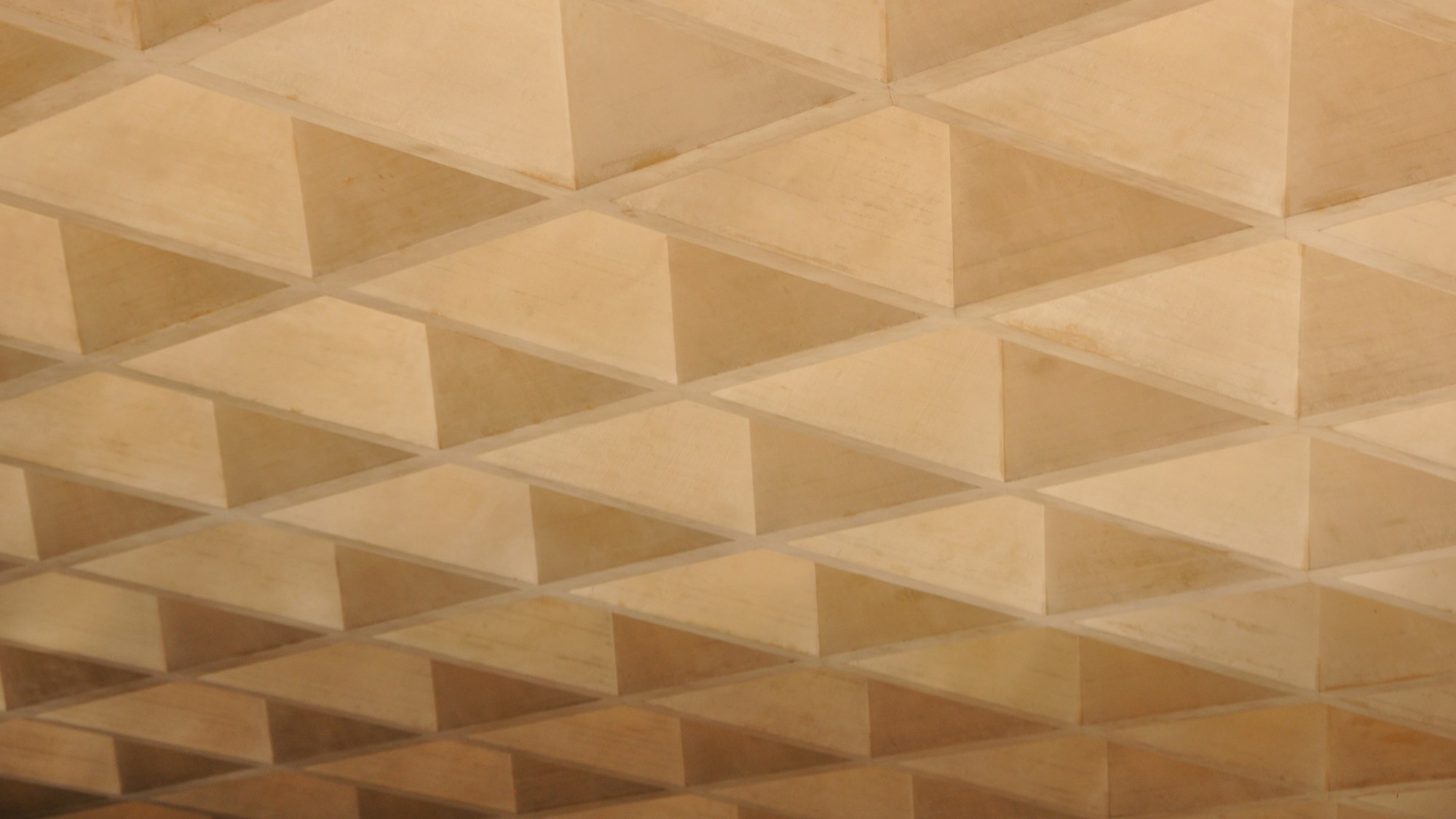 Akustikelemente aus Holz an einer Wand