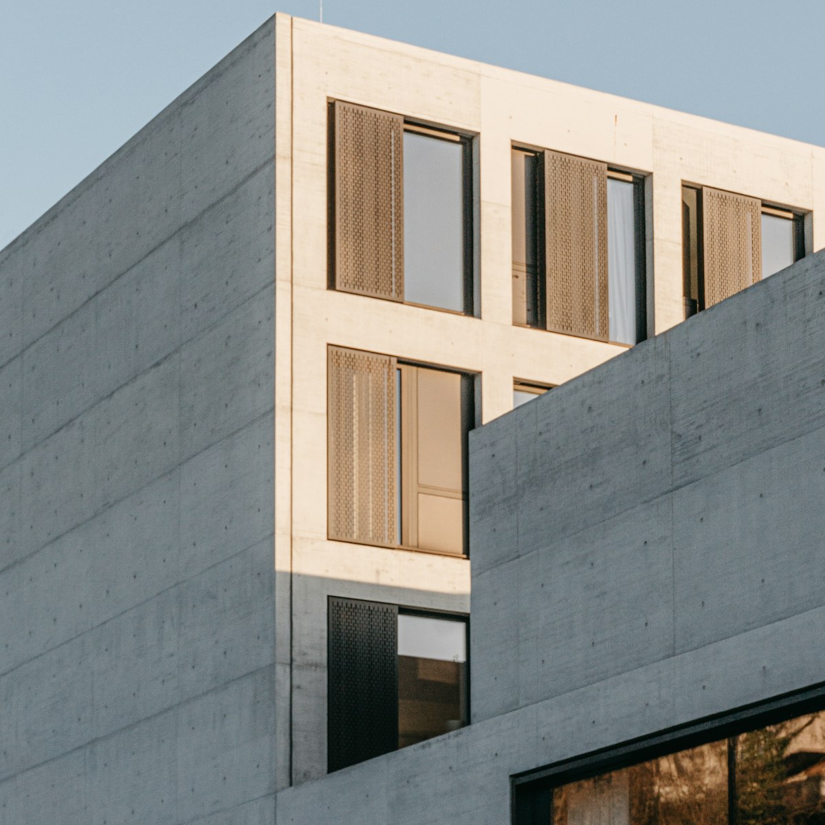 Moderner Schulbau aus Sichtbeton